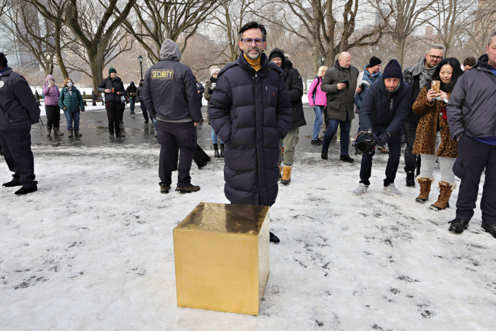  Niclas Castello és az alkotása 2022. február 2-án, New Yorkban – Fotó: Cindy Ord / Getty Images / AFP
