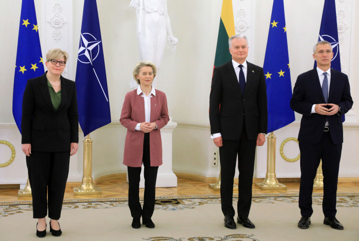 Ingrida Simonyte litván kormányfő, Ursula von der Leyen, az Európai Bizottság elnöke, Gitanas Nauseda litván elnök és Jens Stoltenberg NATO-főtitkár Vilniusban 2021. november 28-án – Fotó: Petras Malukas / AFP