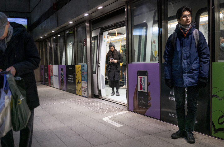 Maszk nélküli utasok a koppenhágai metró egyik állomásán – Fotó: Liselotte Sabroe/AFP