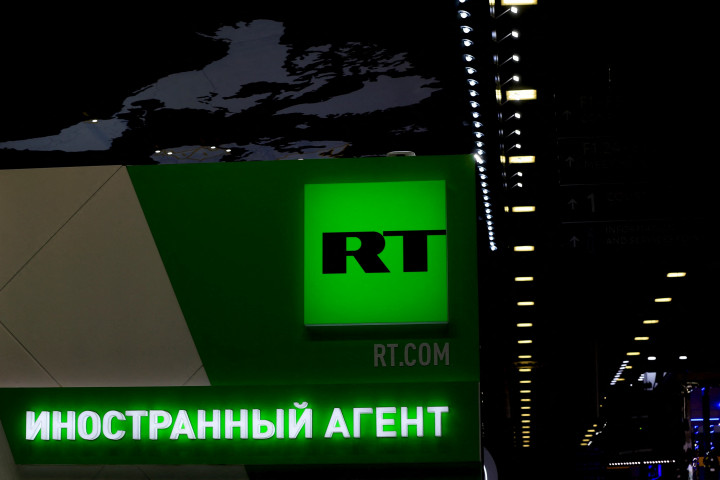 „Külföldi ügynök” szlogennel hirdeti magát az RT a 2018-as szentpétervári nemzetközi gazdasági fórumon – Fotó: Sefa Karacan / Anadolu Agency via AFP