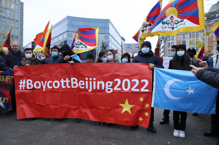 A pekingi olimpia bojkottjára felszólító tüntetés brüsszelben 2022. január 4-én – Fotó: Dursun Aydemir / Anadolu Agency / Getty Images