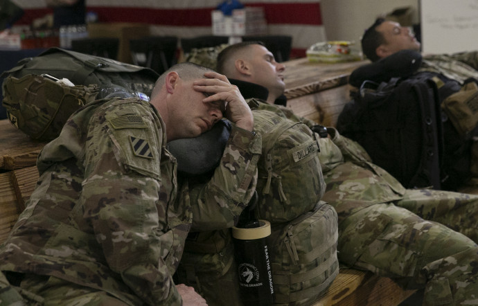 Amerikai katonák várakoznak az észak-karolinai Fort Bragg katonai bázison 2022. február 3-án. Az Egyesült Államok 3000 katonát küld Kelet-Európába a NATO-erők megerősítésére – Fotó: Allison Joyce / AFP