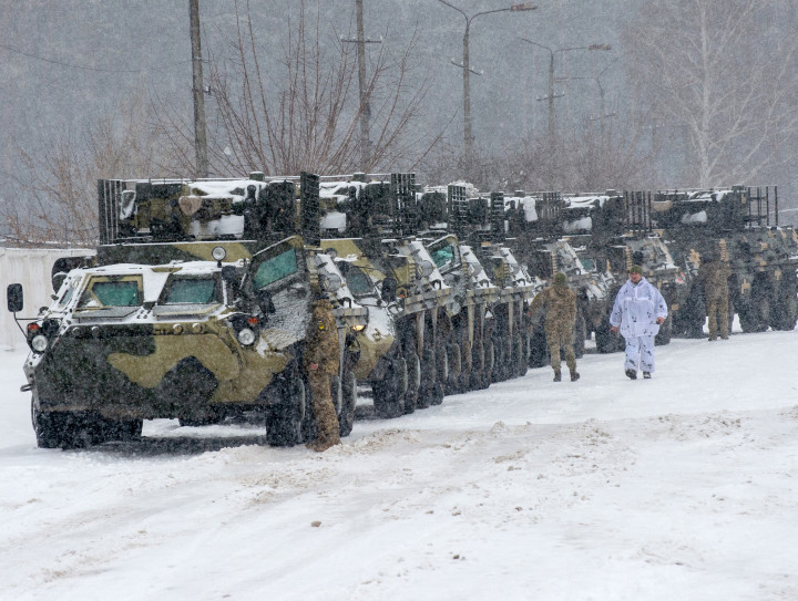 Az ukrán fegyveres erők járművei állomásoznak Klugino-Bashkirivka közelében, Harkov régióban 2022. január 31-én – Fotó: Sergey Bobok / AFP