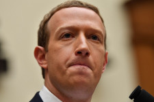 Akkorát zuhant a Facebook anyacégének értéke, hogy Zuckerberg kiesett a 10 leggazdagabb ember közül