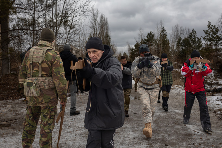 Civileket készítenek fel katonák az esetleges harcokra fából készült fegyverutánzatokkal Kijevben 2022. január 29-én – Fotó: Michael Nigro / Pacific Press / LightRocket / Getty Images