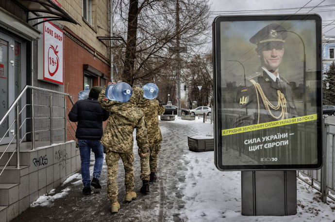 Az ukrán hadsereg jubileumi plakátja Kijevben 2022. január 31-én – Fotó: Huszti István / Telex