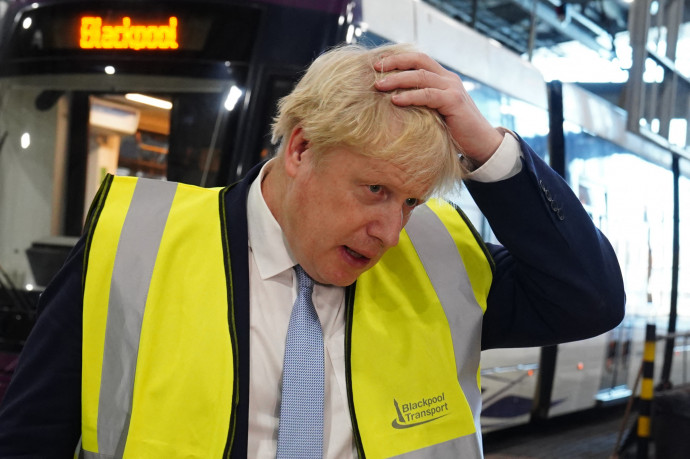 Már a negyedik tisztségviselő távozik Boris Johnson csapatából