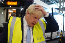 Már a negyedik tisztségviselő távozik Boris Johnson csapatából