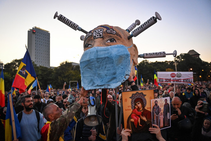 A románok közel 30 százaléka gondolja úgy, hogy az oltással chipet ültetnek az emberbe, és mindez egy globális terv része