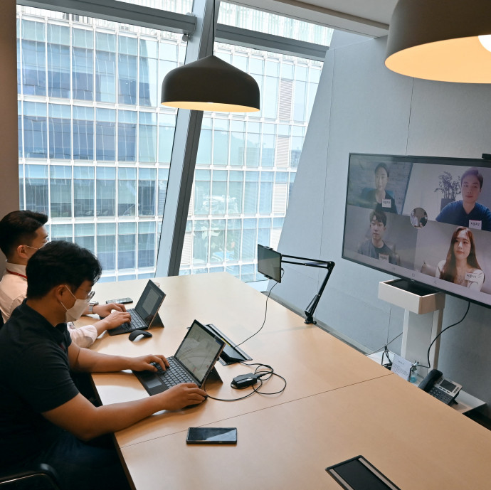 Amikor megjelenik az új kolléga, és rájön a főnök, hogy ő nem az, akit Zoomon interjúztattak