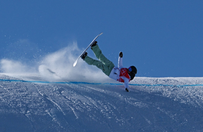 Kozuback Kamilla Magyarország első snowboardosa, aki olimpián vehetett részt. Második körében elbukott első ugrása után. – Fotó: Dylan Martinez/Reuters