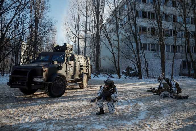 Csernobil mellett, Pripjatyban gyakorlatoznak az ukrán katonák