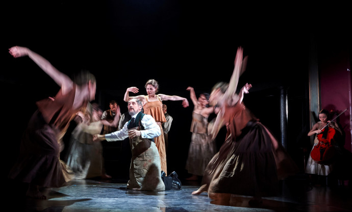 Semmelweis surrounded by the ghosts of the dead mothers – Photo: Geraint Lewis / Bristol Old Vic