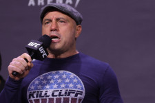 A Spotify törölte a botrányokba keveredő Joe Rogan 113 podcastepizódját