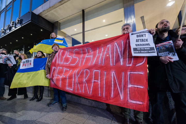 Londonban tüntetnek az ukrán határok közelében történt orosz csapatösszevonások miatt 2022. január 31-én – Fotó: Wiktor Szymanowicz / NurPhoto / NurPhoto via AFP