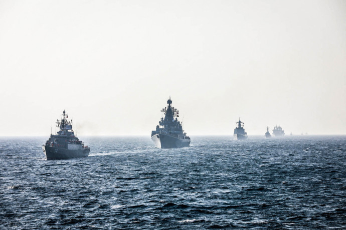 Az iráni hadsereg által közreadott kép iráni, orosz és kínai hadihajók részvételével az Indiai-óceánon tartott közös hadgyakorlatról 2022. január 20-án – Fotó: Iranian Army Office / AFP