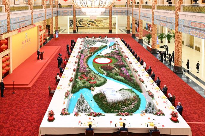 A kínai elnök ebédlőasztalához képest Putyin kispályán játszik a tárgyalásain