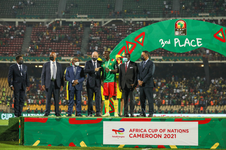 Vincent Aboubakar, a torna gólkirálya átveszi a bronzérmet Gianni Infantino FIFA-elnöktől – Fotó: AYMAN AREF / Ayman Aref/NurPhoto