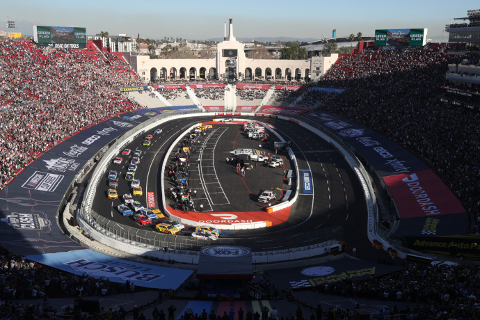 400 méteres pálya, félidő – ragadós lehet a furcsa NASCAR-show példája