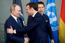 Orbán után Emmanuel Macron is Moszkvába utazott, az orosz-ukrán konfliktusról tárgyal Putyinnal hétfőn
