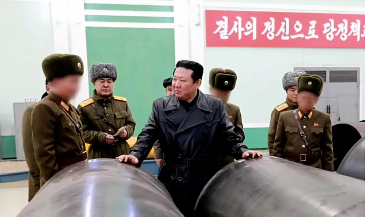 Kim Dzsongun meglátogat egy fegyvergyárat 2022. január 28-án – Fotó: EyePress News / EyePress via AFP