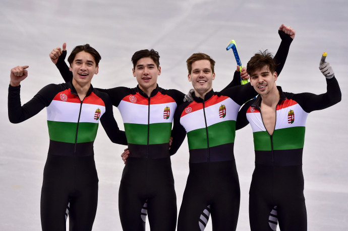 Knoch Viktor (jobbról a második) a phjongcshangi olimpiai győzelmet ünnepelve – Fotó: Czeglédi Zsolt / MTI