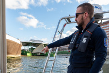 A Szabadság hídról a 4 fokos Dunába esett egy nő, a vízirendőrök élesztették újra