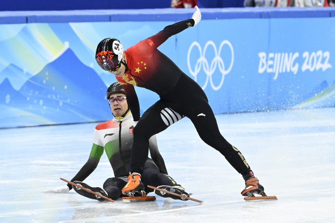 Liu Shaolin Sándor és a későbbi győztes kínai Zsen Ce-vej a férfi rövidpályás gyorskorcsolyázók 1000 méteres versenyének döntőjébenFotó: Kovács Tamás/MTI