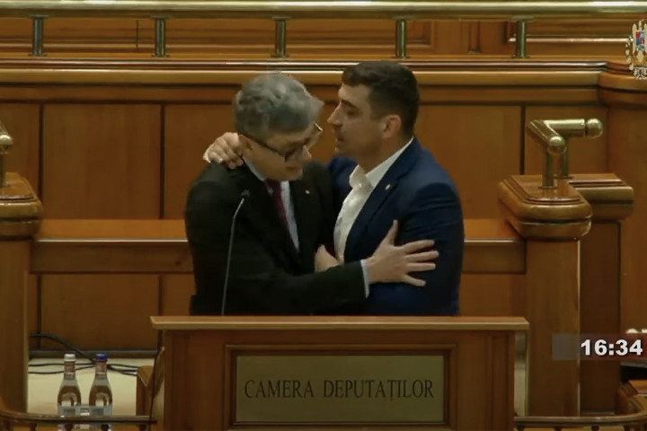 Megrángatott egy minisztert egy szélsőjobboldali képviselő a román parlamentben, eljárás indul ellene
