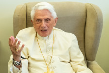 Bocsánatot kért a papok által elkövetett szexuális visszaélésekért a nyugalmazott pápa, de nem ismeri el, hogy vétkezett volna