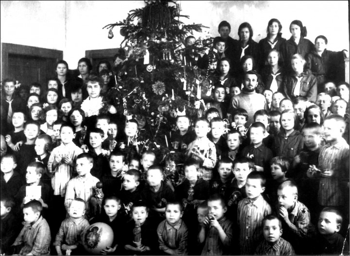 Szibériai árvák Wejherowóban, ahonnan aztán Japánba szállították őket. A karácsonyfa két oldalán Anna Bielkiewicz és Józef Jakóbkiewicz – Fotó: Japán Vöröskereszt
