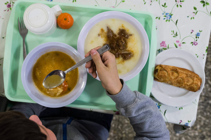 Ezer sebből vérzik a menzás iskolai étkezés, megnéztük, hogyan lehetne javítani rajta