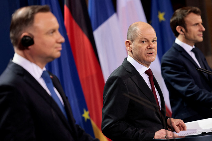 Andrzej Duda, Olaf Scholz és Emmanuel Macron 2022. február 8-án, Berlinben – Fotó: HANNIBAL HANSCHKE