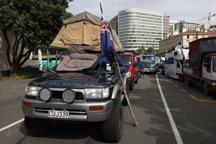 Tüntetők Wellingtonban 2022. február 9-én – Fotó: MARTY MELVILLE / AFP