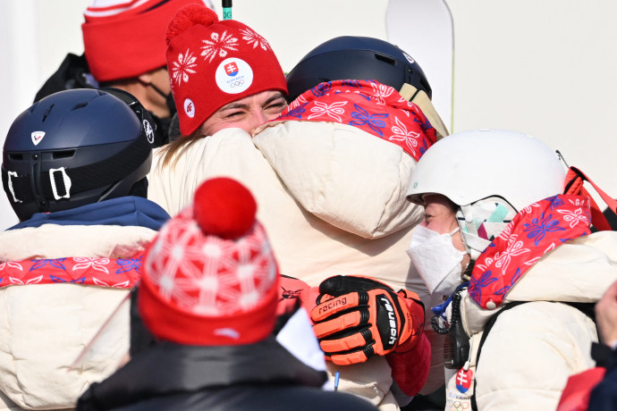 Petra Vlhová ünnepli győzelmét segítőivel – Fotó: Joe Klamar/AFP