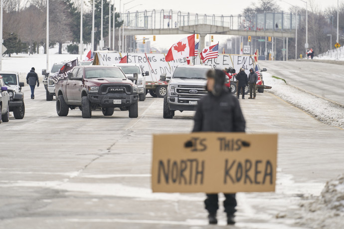 Az utat elzáró tüntetők 2022. február 8-án, Windsornál – Fotó: GEOFF ROBINS / AFP