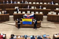 Balhé volt a szlovák parlamentben, az ukrán zászlót fejre állították és bevizezték, amiért bocsánatkérést vár Kijev