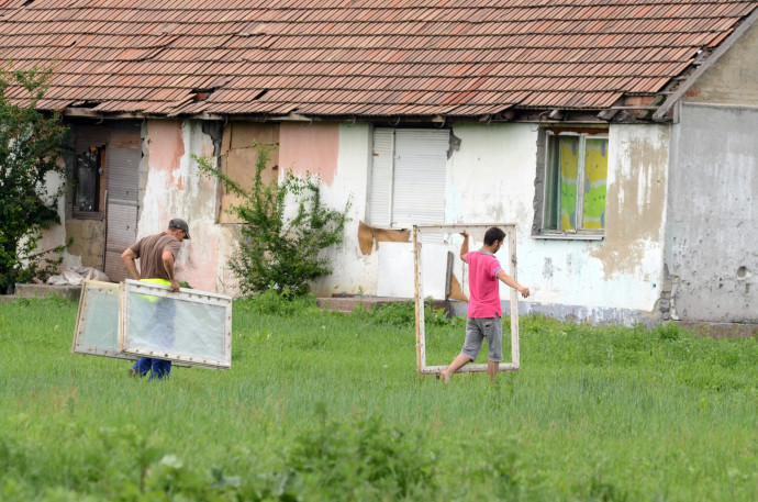 Minden tizedik magyar fiatal súlyosan nélkülöző, ennél csak pár uniós országban rosszabb a helyzet