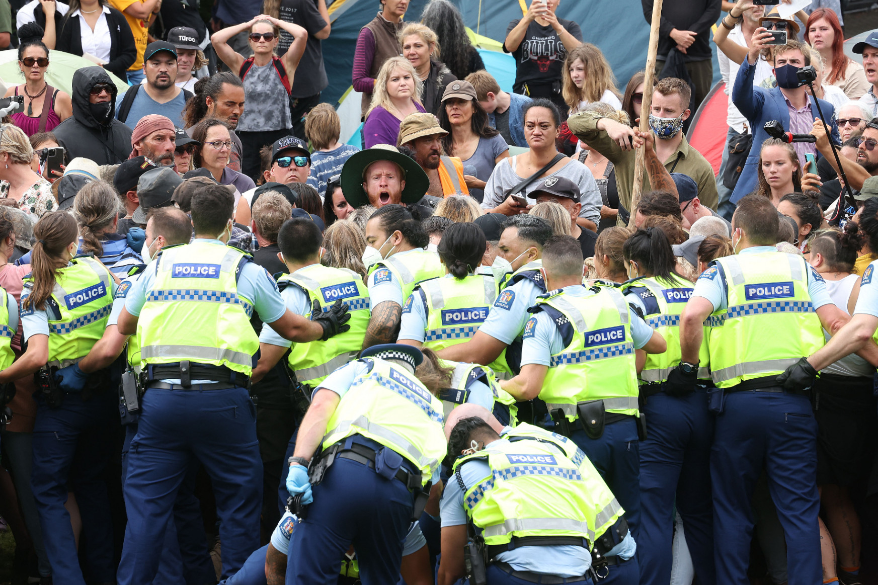 Új-Zélandon az oltásellenesek rátámadtak a rendőrökre, de lefogták őket