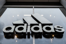 Kitakart mellbimbókkal kerülhetett ki az Instagramra az Adidas új reklámja