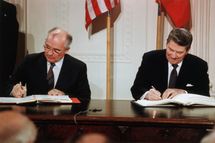 Gorbacsov és Reagan elnök 1987-ben aláírták a kis és közepes hatótávolságú nukleáris rakéták leszereléséről szóló szerződést – Fotó: Corbis / Getty Images