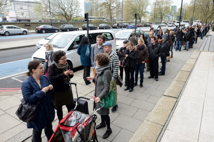 Szavazók állnak sorba a londoni Millbank Tower előtt a magyarországi országgyűlési képviselő-választás során 2014. április 6-án – Fotó: Kollányi Péter / MTI