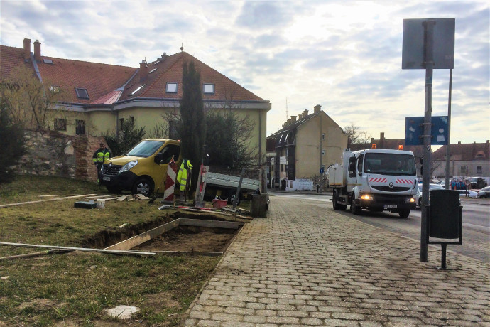 Épül a fedett buszváró a kétszer elbontott buszváró helyén – fotó: Aradi Hanga Zsófia / Telex