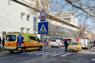 Debreciner: Két fiatal nőt szállítottak kórházba az egyetem kémia épületében történt baleset miatt