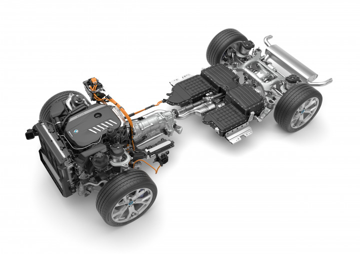 A BMW X5 konnektoros hibrid hajtáslánca, 21 kWh kapacitású akkumulátorral, és hathengeres turbóbenzin-motorral Forrás: BMW