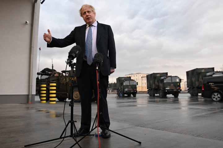 Boris Johnson varsói látogatása alatt, egy lengyel katonai bázison – Fotó: Daniel Leal / AFP