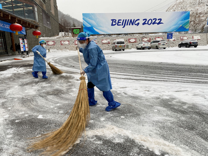 Előkerültek a hóseprűk a téli olimpián – Fotó: Emily Roe/Reuters