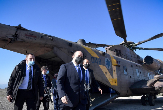 Naftáli Bennett izraeli miniszterelnök érkezik a Golán-fennsíkra 2021. december 26-án – Fotó: EyePress News / EyePress via AFP