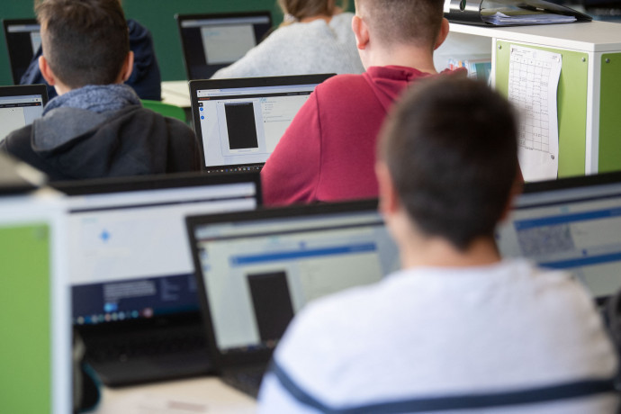 Több mint 600 ezer laptopot osztanak szét diákoknak és tanároknak a következő négy évben