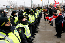 A kanadai rendőrség szépen lassan feloszlatja a határátkelőt elfoglaló tüntetőket